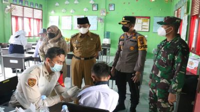 Pastikan Berjalan Lancar, Kapolres Inhil Pantau Langsung Proses Pemberian Vaksin Kepada Pelajar