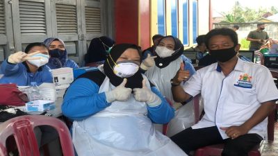 Masyarakat Inhil Antusias Ikuti Vaksinasi Covid-19 Tajaan Kadin Riau dan OJK