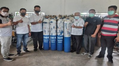 Kadin Indragiri Hilir Serah Terimakan 30 Tabung Oksigen ke Direktur RSUD Puri Husada