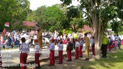 Antusias Masyarakat Menunggu Kedatangan Helikopter Presiden RI Tiba di Desa Muntai