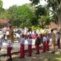 Antusias Masyarakat Menunggu Kedatangan Helikopter Presiden RI Tiba di Desa Muntai
