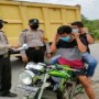 Ket : Dua orang Polisi bagikan masker pada pengendaraan motor (foto:Irwansyah H)