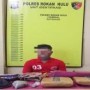 Ket : Pelaku inisial AZ (38th) beserta barang bukti Daun Ganja Kering 2,4 Kg (Foto:Humas Polres Rohu)