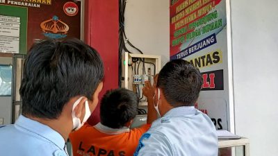 Kalapas bersama personil pantau jaringan instlasi lisrik di blok Hunian LP