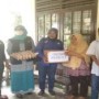 Teks Foto : Tim Tenaga Kesejahteraan Sosial Kecamatan Kota Pekanbaru sembako menyerahkan bantuan kepada warga yang membutuhkan (foto/TKSK kota Pekanbaru)