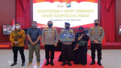 Jelang Masa Pensiun, Personel Brimob Menangis Dapat Rumah dari Kapolda Riau