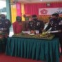 Ket gambar : Momentum syukuran HUT TNI tersebut diwarnai dengan pemotongan Nasi Tumpeng (foto/Susi).