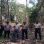 Ket : Kasat Sabara bersama Anggota Polisi dan Kepala Dusun Desa Teluk Latak lakukan Mitigasi Karhutla (foto/Humas Polres Bengkalis)