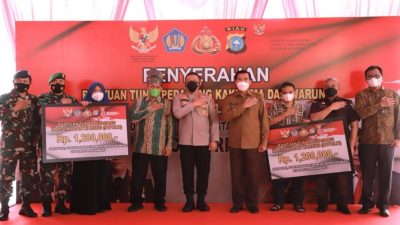 Kapolda Riau Hadiri Penyerahan Bantuan Tunai Pedagang Kaki Lima Dan Warung (BTPKLW) di Mako Polresta Pekanbaru