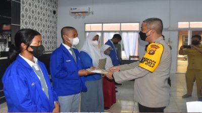 Kapolres Merangin Beri Penghargaan Kepada Tim Karate Siswa SMAN 12 Merangin