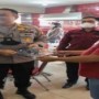 Ket : Kapolresta Pekanbaru beri cendera mata berupa baju kaos yang bertuliskan “MITRA POLRESTA PEKANBARU”(foto/Istimewa)