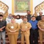 Ket : Bupati Bengkalis Kasmarni setelah menerima silaturahmi DKBB, foto bersama Senin (11/10/2021) petang tadi