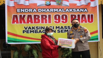 Kapolresta Pekanbaru Hadiri Vaksinasi Massal Dan Pembagian Paket Sembako Yang Diadakan Di Mako Polsek Lima Puluh
