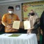 Ket : Ketua KADIN Masuri, SH dan Ketua Ketua STIE Syariah Bengkalis Khodijah Ishak teken MoU (Foto/Indra)