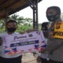 Keterangan : Tampak Kapolres Merangin memberikan Hadiah (foto/Istimewa).