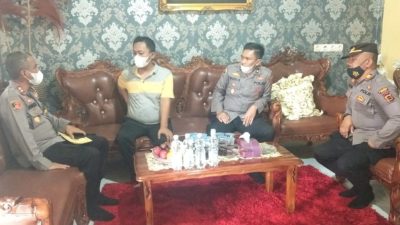Kapolres Merangin Besuk Babinkamtibmas Bangko Yang Baru Pulih Dari Sakit Setelah Operasi