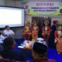 Ket : HARPI Melati Bengkalis menjelaskan cara tata rias pengantin malayu Bengkalis kepada responden yang hadir (foto/Indra)
