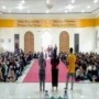 Ket : DIKSAR untuk mahasiswa baru KIP-K ini di tutup dengan pembagian hadiah untuk acara outbond peserta (foto/Istimewa).