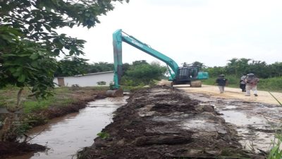 PT Rimba Mutiara Lestari Program Corporate Devloment Melakukan Penggalian Parit Untuk Mengantisipasi Banjir di Desa Petodak