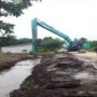 Ket : Tampak Alat barat PT. Rimba Mutara Permai normalisasi untuk mengantisipasi Banjir di desa Petodak (foto/Sonifati L)