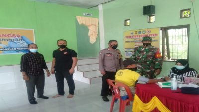 TNI-Polri di Langsa Barat, Dampingi Warganya Ikuti Vaksinasi