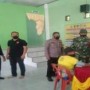 Ket : Koptu Rodi Pardiono bersama Aiptu Saiful dampingi warga ke Puskesmas Langsa Barat untuk di Vaksinasi (foto/Susi)