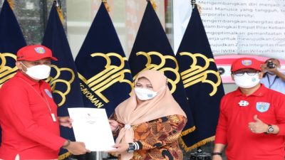 Seribu Bingkisan Diserahkan Untuk Pasien Wisma Atlet dalam Giat Kumham Peduli, Kumham Berbagi dan Empati Kumham