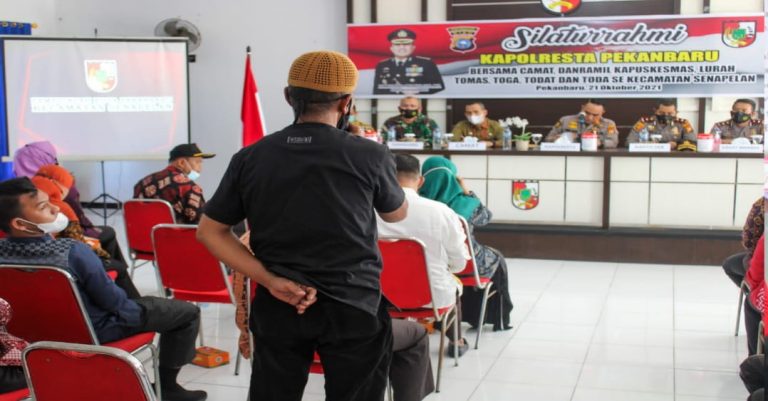 Ket : Kapolresta Pekanbaru lanjutkan Silaturahminya di Kecamatan Senapelan Kota Pekanbaru Wilayah Hukum Polsek Senapelan (foto/istimewa).