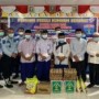 Ket : Sesi Foto bersama warga yang menerima sembako dan Kepala Lapas serta Jajarannya (foto/istimewa)
