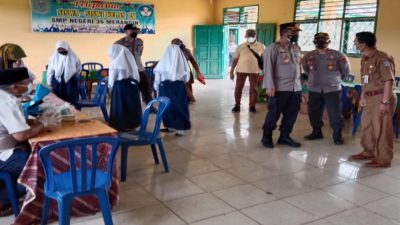 Didampingi Kapolsek Lembah Masurai, Kapolres Merangin Kunjungi Vaksinasi Massal di SMPN 36 Merangin