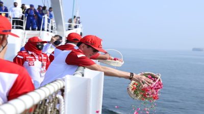 Kenang Jasa Pahlawan, Kemenkumham Tabur Bunga di Teluk Jakarta