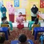 Ket : Ibu Bhayangkari Daerah Riau beri motivasi kepada anak didik TK Kemala Bhayangkari 8 Bengkalis (foto/Istimewa).