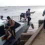 Ket : Speed Boat Sat Polair Polres Polres Indragiri Hilir antar pelajar menyeberangi Sungai Indragiri ketempat sekolah (foto/Istimewa).