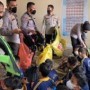 Ket : Anak-anak kegirangan saat mendapat tas baru dari Alumni Sekolah Inspektur Polisi (foto/Istimewa)