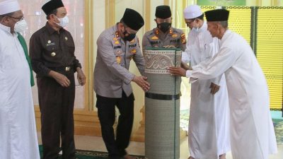 Kunjungan Kerja Ke Inhil, Kapolda Serahkan 1500 Dosis Vaksin, Bansos dan Bantuan Untuk Rumah Ibadah