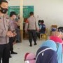 Tampak Kapolsek sedang memantau kegiatan Vaksinasi (Foto/Istimewa)