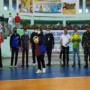 Ket : Kasmarni, S.Sos.,MMP., servis bola pertama Turnamen Volly Ball di Perkasa Alam Sport Hall (foto/Indra).