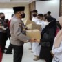 Ket :  Diakhir acara Kapolresta Pekanbaru Kombes Pol. Dr. Pria Budi, S.I.K., M.H., memberikan santunan kepada anak Yatim (foto/Istimewa).