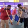 Ket : Barang bukti sabu dimusnahkan dengan cara direndamn di Mapolda Riau (foto/Istimewa).