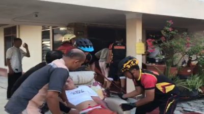 Aksi Heroik Personel Brimobda Riau Selamatkan Lansia yang Stroke Dari Rumah yang Sedang Terbakar