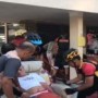 Ket : Personel Berimob saat melakukan evakuasi lansia yang mengalami stroke (foto/Istimewa).