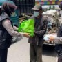 Ket : Team srikaandi polres Merangin membagi masker (foto/Istimewa).