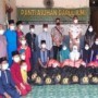 Ket : sesi foto bersama dengan anak-anak panti asuhan Darul Iman (foto/istimewa)