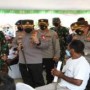 Ket : Panglima TNI dan Kapolri meninjau vaksinasi massal yang dilaksanakan di Gereja Paroki Roh Kudus (foto/Istimewa).