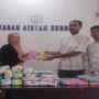 Ket : Buk Yani pengurus yayasan Aisyah Berbagi terima bingkisan dari Khairul dan Indra (foto/Indra)