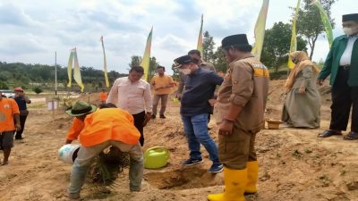Walikota Pekanbaru Tanam Pohon Kurma di Pusdiklat DPP Santri Tani NU Agrowisata Palas