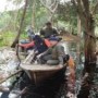Ket : Gunakan perahu kayu, Irjen Agung Setia Imam Effendi turun ke lokasi perambahan kawasan hutan Cagar Biosfer Giam Siak Kecil (foto/Istimewa).