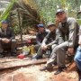 Ket : Kapolda Riau Irjen Agung Setya Imam Effendi bersama Tim lewati medan berat untuk bisa sampai ke titik illegal logging (foto/istimewa)