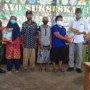 Ket : Penyerahan bingkisan beras untuk Lansia telah menjalani Vaksinasi, untuk di ketahui ini bukan Bansos (foto/Indra).
