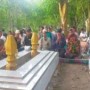 Keterangan foto : Ziarah makam tua di Gang Masjid Desa Pangkalan Batang, Bengkalis Riau, Rabu (17/11/2021) petang semalam.